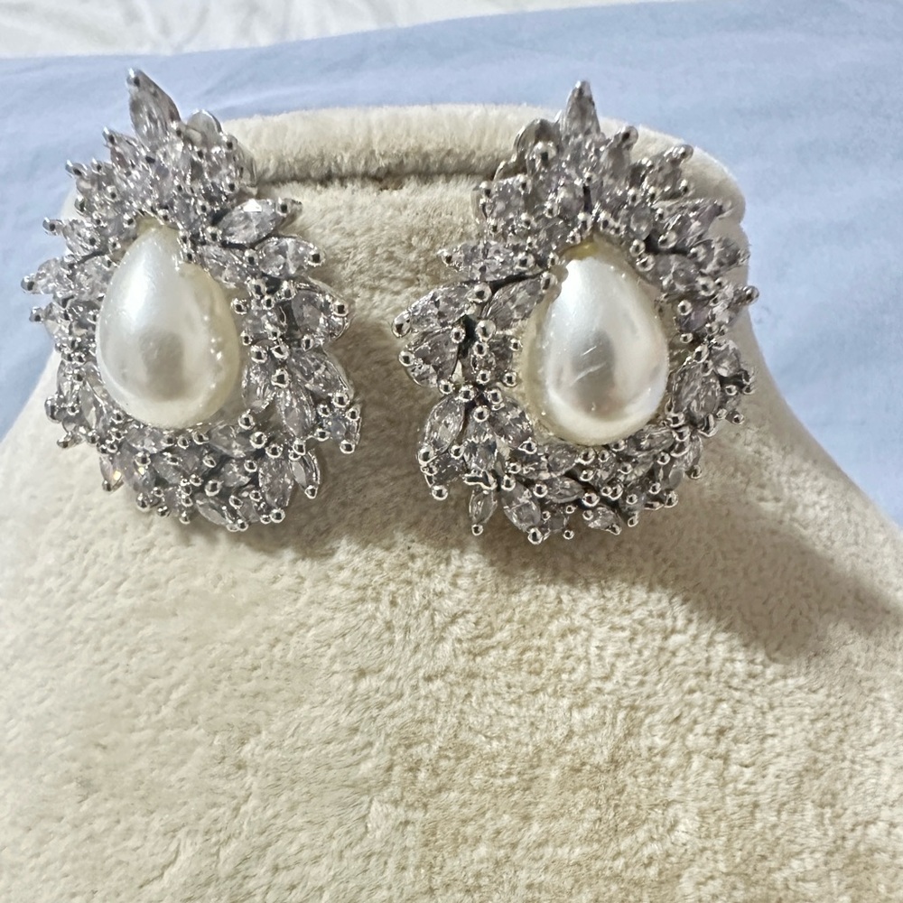 Sale‼️Silver and Pearl stud Earrings with double backing